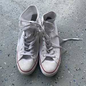 White hi top chuck Taylor’s size 10